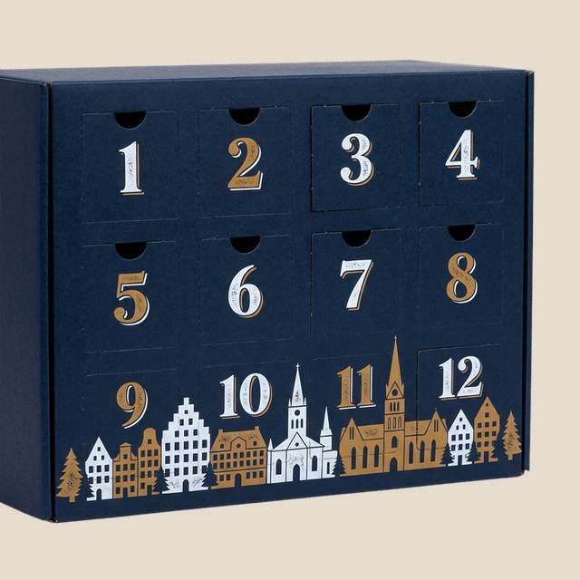 Calendario de adviento azul marino con puertas numeradas del 1 al 12 y casas doradas