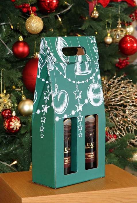 Caja verde para dos botellas con asa y esferas navideñas en blanco