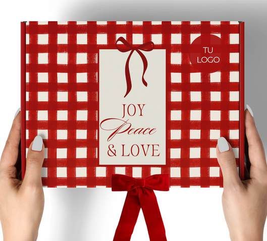Caja mailer de cuadros vichy rojos con la frase Joy, Peace and Love y un lazo rojo