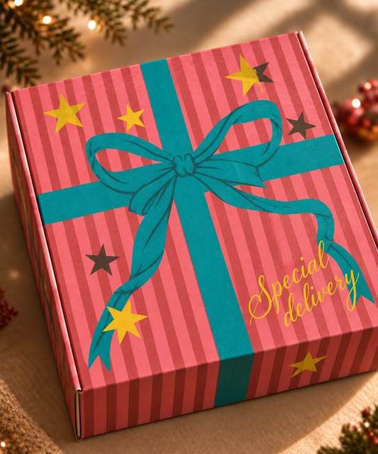 Caja de rayas rojas con lazo turquesa, estrellas doradas y el texto Special delivery