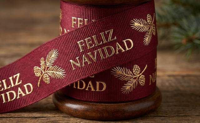Cinta vino con Feliz Navidad en relieve dorado y piñas