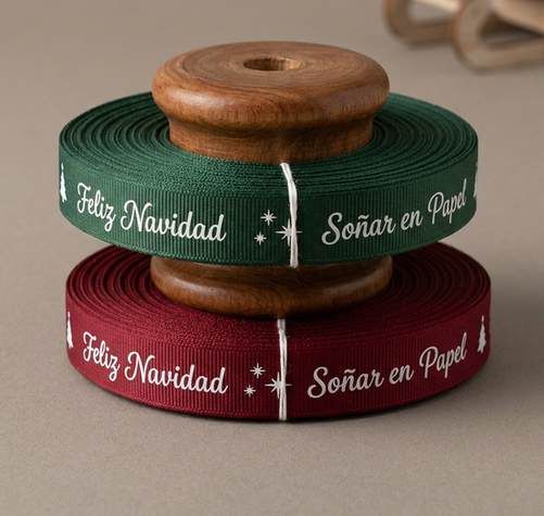 Dos rollos de cinta, verde y vino, impresos con Feliz Navidad y Soñar en Papel