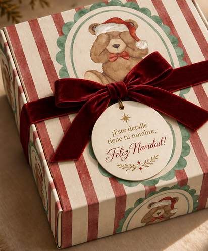 Caja de rayas rojas con un osito con gorro navideño y lazo de terciopelo