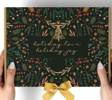 Caja verde oscuro con ilustraciones doradas y la frase holiday love, holiday joy