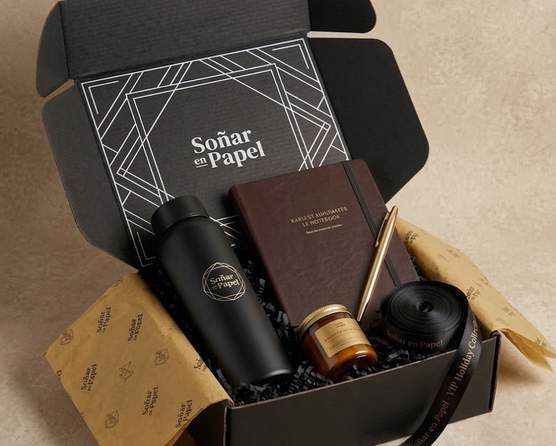 Kit en caja negra con termo, agenda, vela, bolígrafo dorado y cinta personalizada