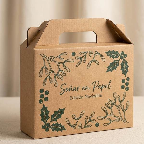 Caja kraft con asa y muérdago verde con el texto Soñar en Papel, Edición Navideña