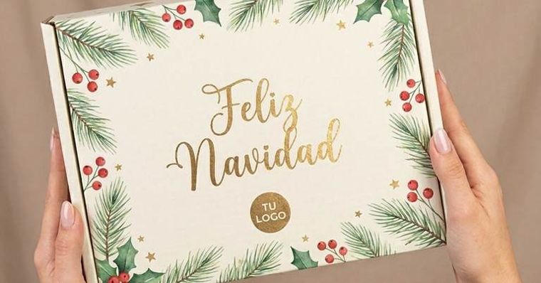Caja mailer blanca con ramas, bayas rojas y el texto Feliz Navidad
