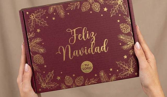 Caja mailer vino con acebo, piñas y el texto Feliz Navidad