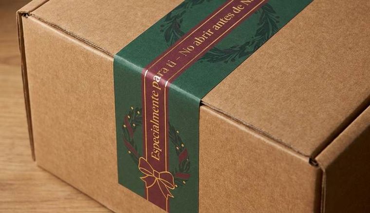 Cinta de cierre verde y vino sobre una caja kraft