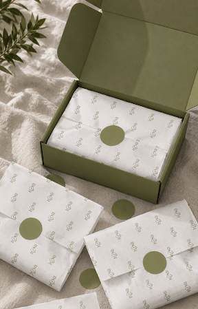 Mailer verde oliva con papel tissue blanco estampado y sticker redondo
