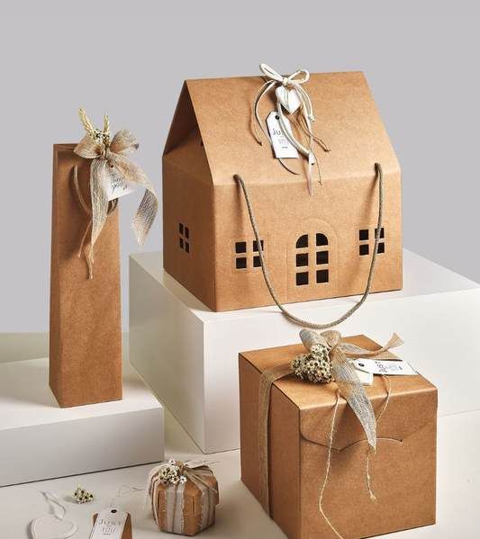 Cajas troqueladas kraft en forma de casita, de botella y de regalo, con cintas y tags