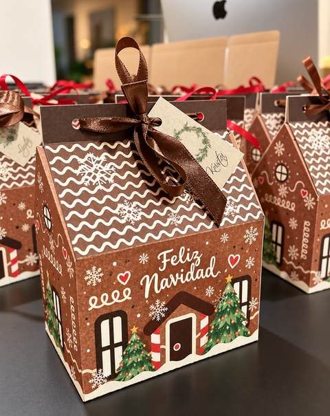 Cajas troqueladas en forma de casita de jengibre con texto Feliz Navidad